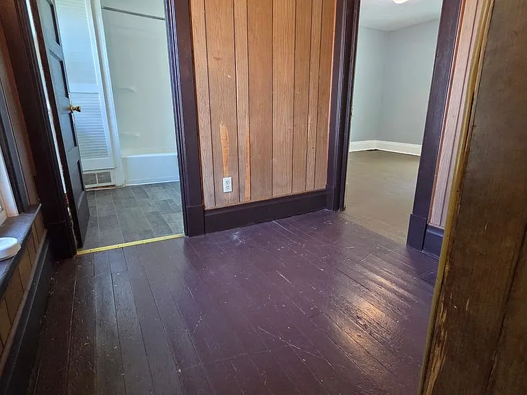 738 E 8th St — Photo 14