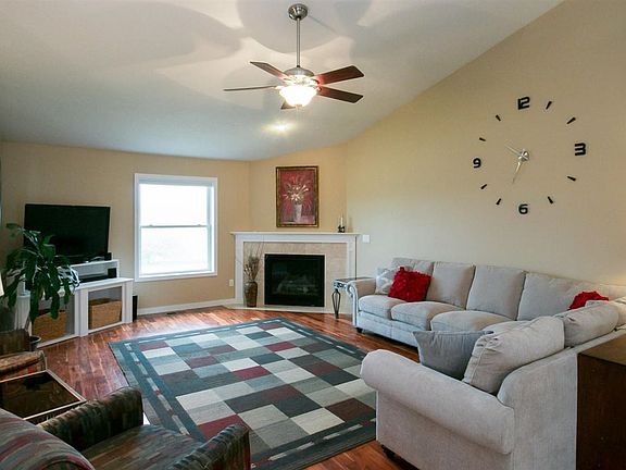 5th image of 480 Carlyle Dr