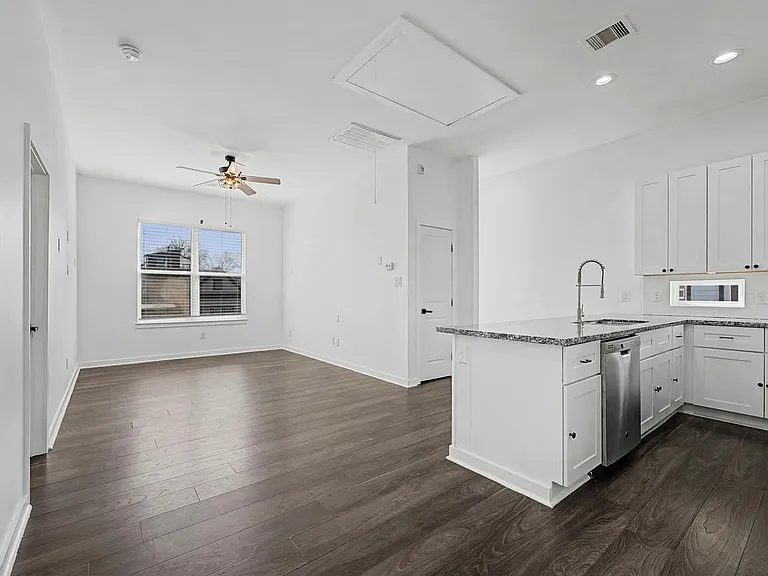 2714 Anita St — Photo 5