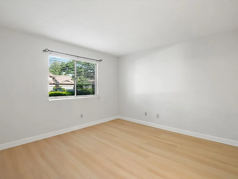 1446 Chateau Cmn #104 — Photo 14