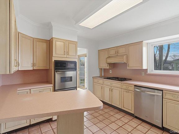 4th image of 6 Arden Lane