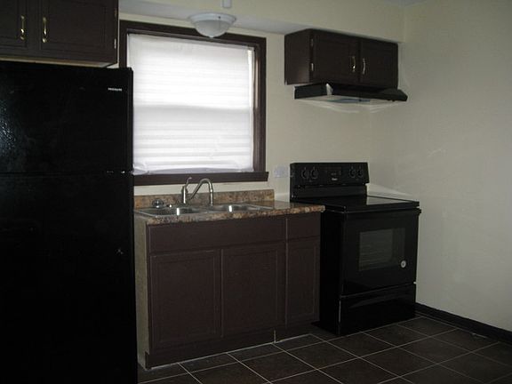 5th image of 15028 Dorchester Ave