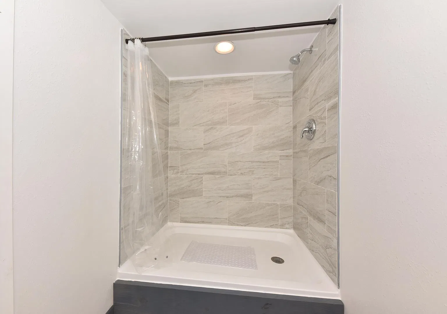 Charming 3 Bedroom/2 Bathroom Single Family Home — Photo 1
