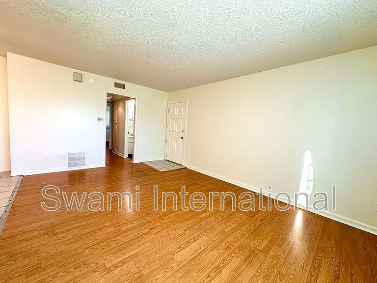 1535 W 102nd St #6 — Photo 7