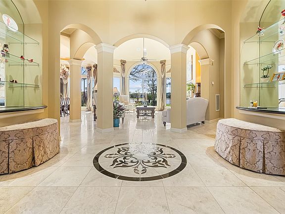 3rd image of 843 Royal Lakes Blvd