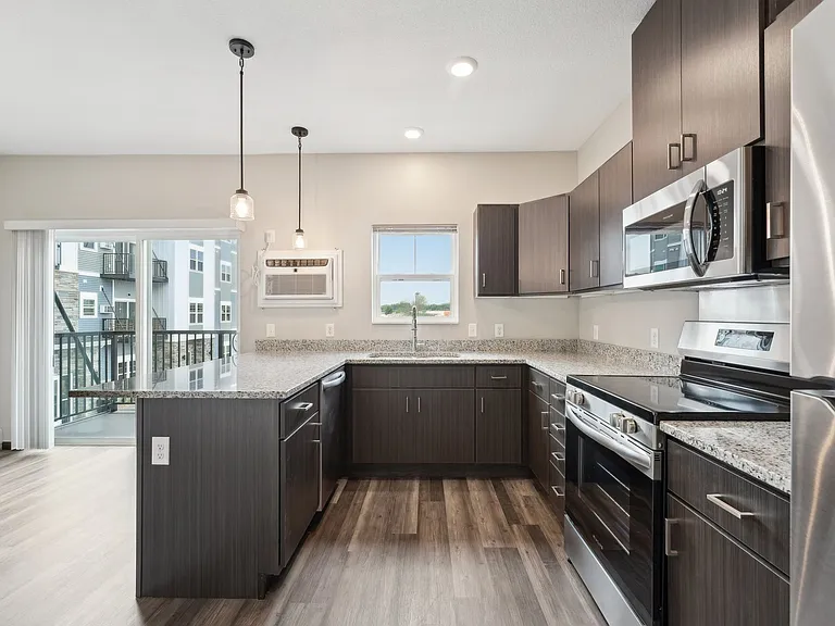 415 Hickory Dr — Photo 3