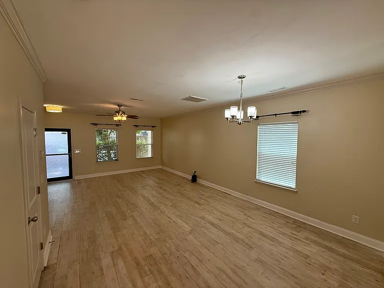 7007 McLothian Ln — Photo 10