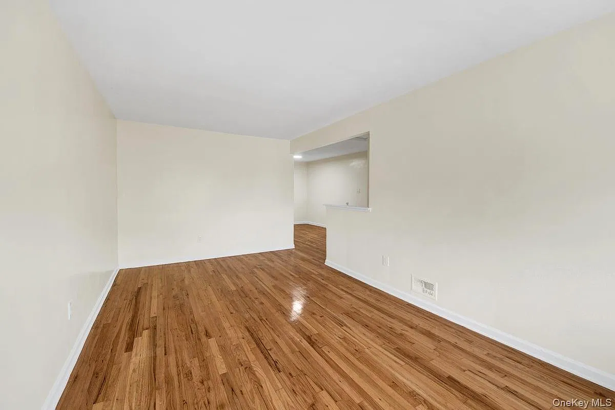 3 bed, 1.0 bath, 2695 sqft, $3,400 — Photo 3