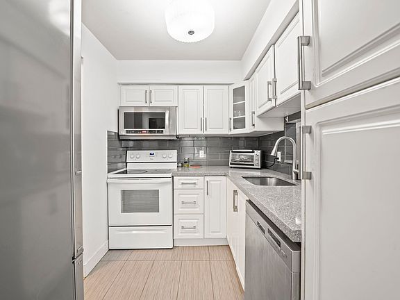 3rd image of 3883 Laurel St #204