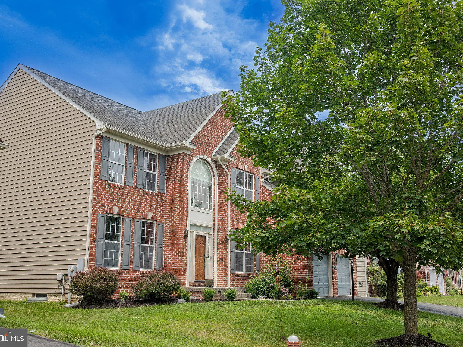 4 bed, 3.5 bath, 6271 sqft, $2,800 — Photo 2