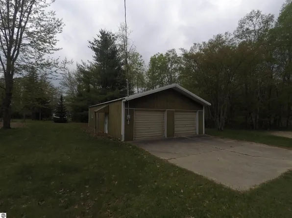 137 Henderson Pl, Cadillac, MI 49601