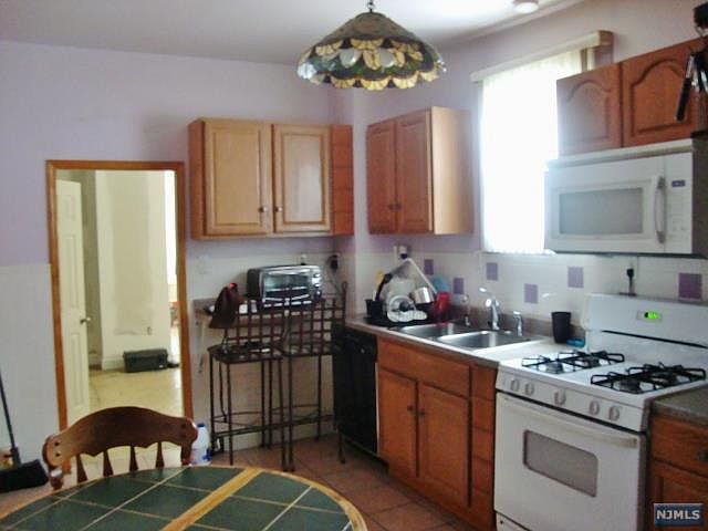 2nd image of 14 Hinsdale Pl