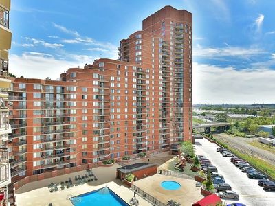 222 Harmon Cove Tower, Secaucus, NJ, 07094