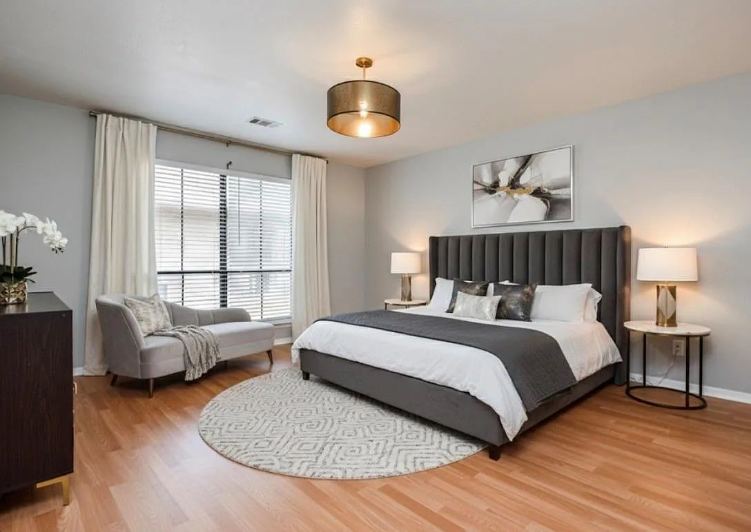 2 bed, 1.0 bath, 909 sqft, $1,300 — Photo 3