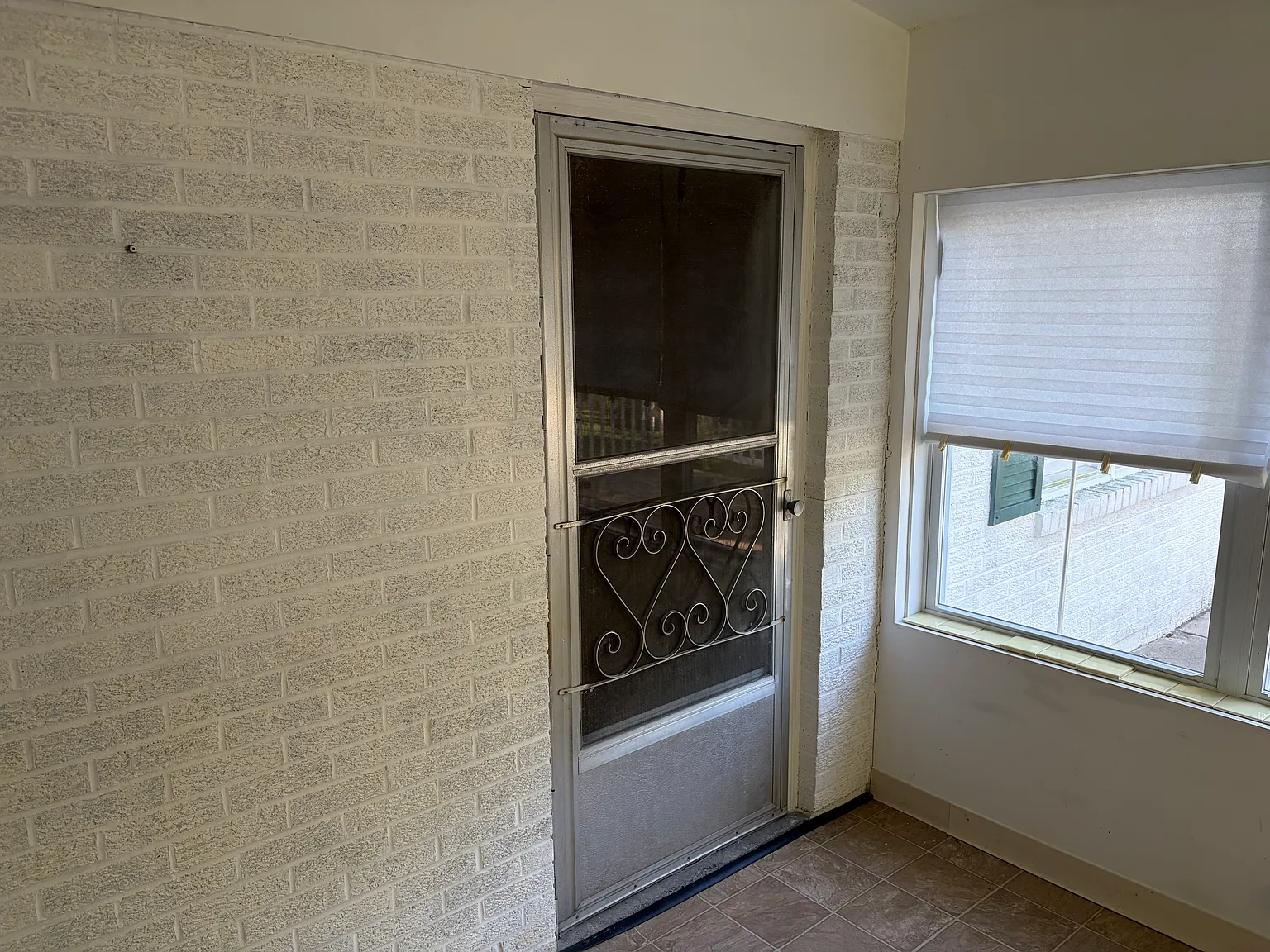 Studio, 300 sqft, $700 — Photo 1