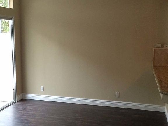 Dining Area & Breakfast Bar (not pictured)