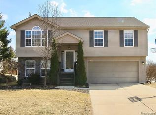 2738 Birchwood Dr, Waterford, MI 48329