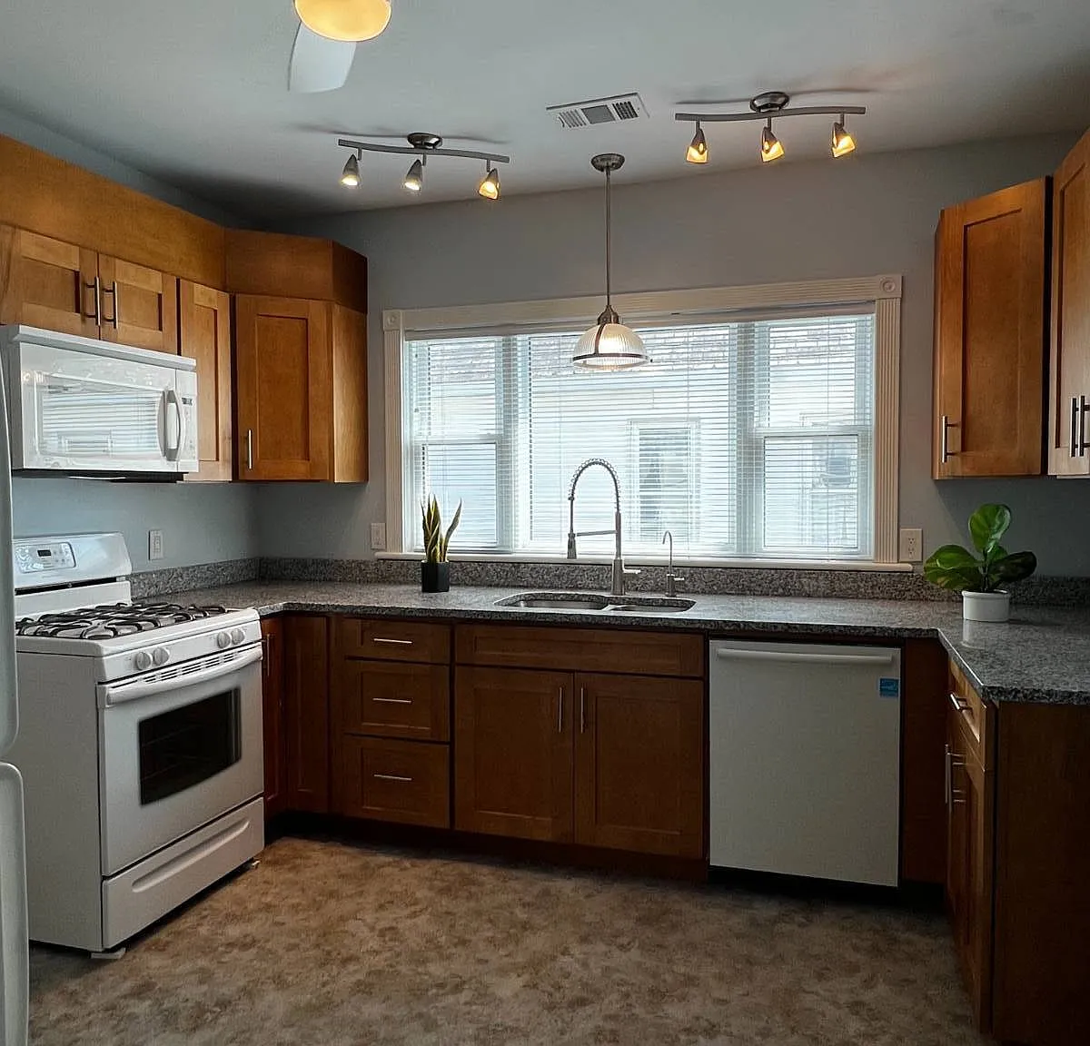 2 bed, 1.0 bath, $1,400 — Photo 2
