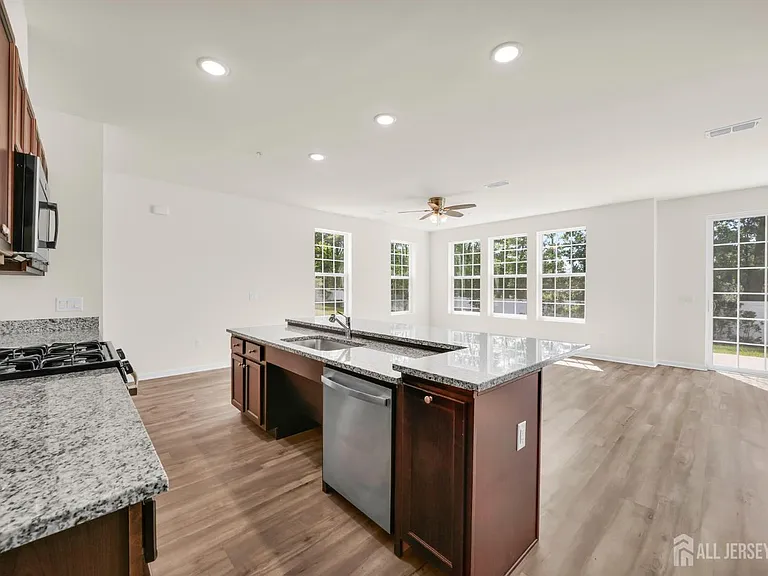 228 Park Ln — Photo 11