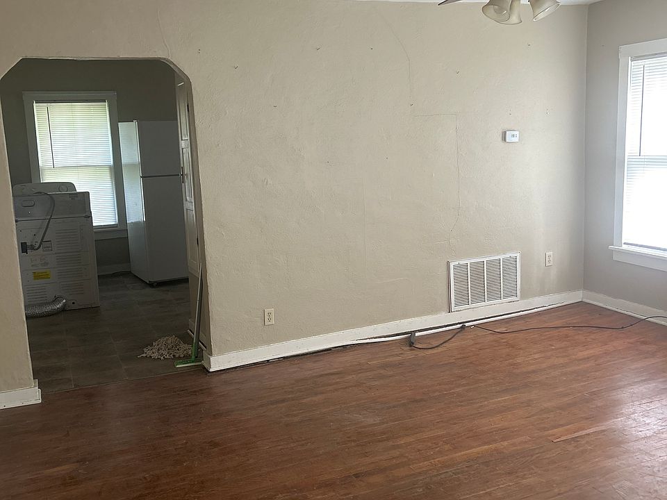 2nd image of 3917 Jenny Lind Rd