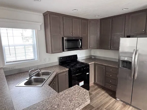 262 Kingsway Dr, North Mankato, MN 56003