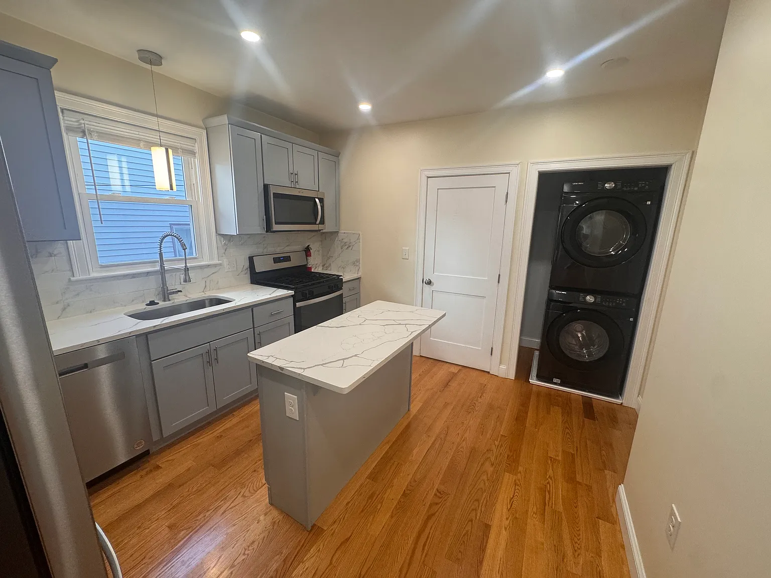 2 bed, 973 sqft, $3,500 — Photo 2