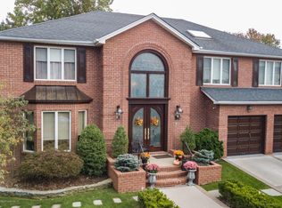 85 Greenway Dr, Staten Island, NY 10301