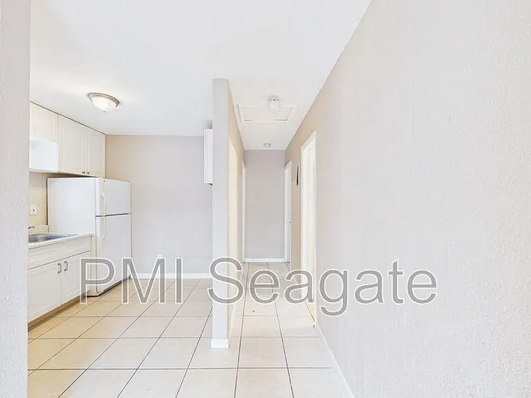 2711 NW 1st St #4 — Photo 8