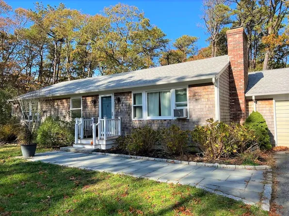 13 Grimmett Way, Vineyard Haven, MA 02568