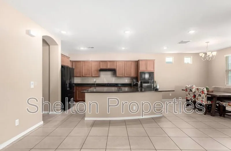 5 bed, 4.0 bath, 3052 sqft, $2,795 — Photo 4