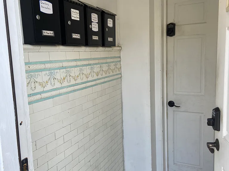 2627 Emerald St #1-R — Photo 15