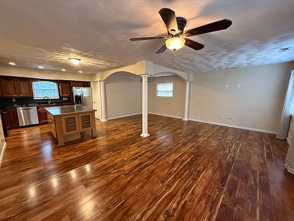 2nd image of 721 Farnham Ln