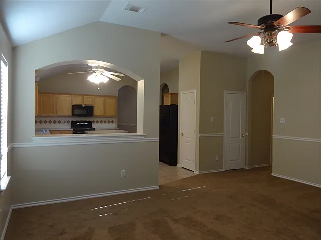 1819 Manor Dr — Photo 3