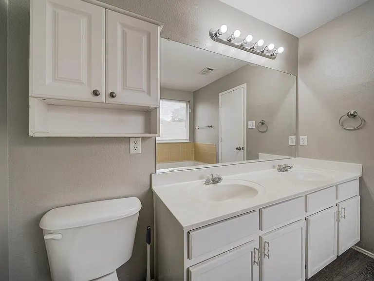 812 Sussex Dr — Photo 12