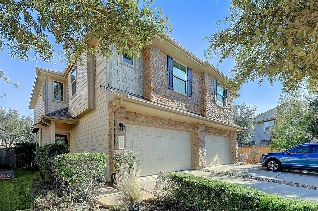 3 bed, 2.5 bath, 1567 sqft, $2,300 — Photo 1
