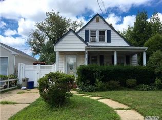 11 Emmett St, New Hyde Park, NY 11040