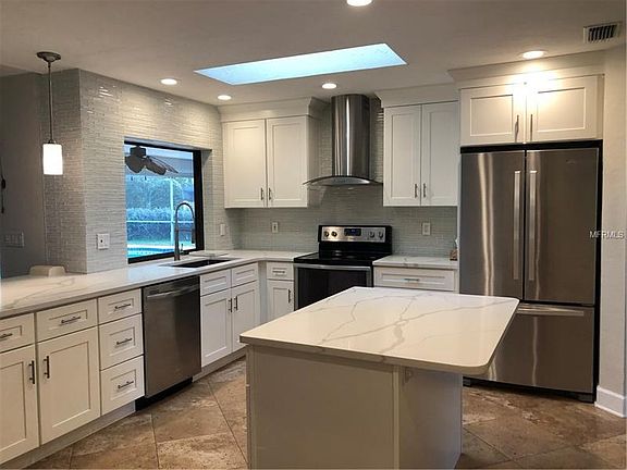 4th image of 906 S Doral Ln