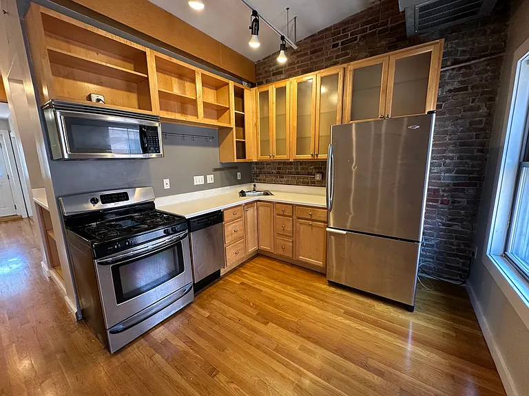 8 Pembroke St #3 — Photo 4