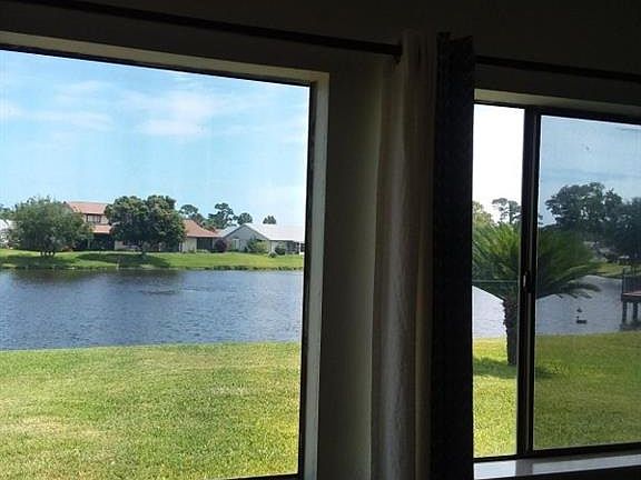 2nd image of 6 Lake Fairgreen Cir