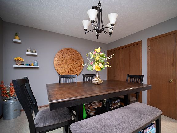 5th image of 4036 Fox Hills Dr