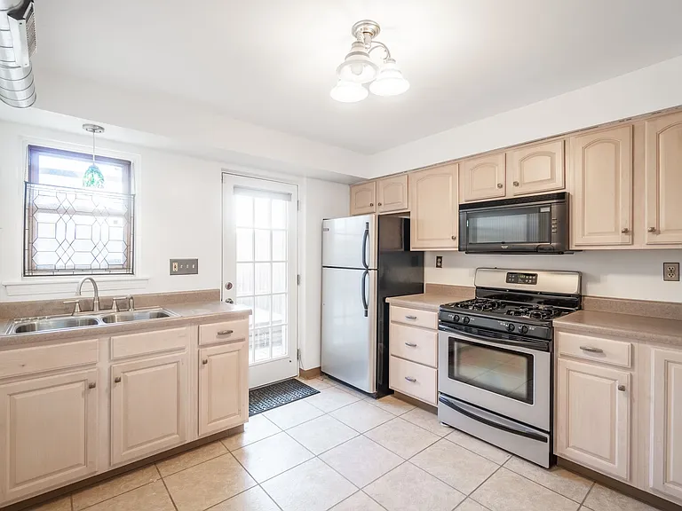 2407 Sarah St — Photo 4