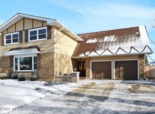 2048 Adams St, Rolling Meadows, IL 60008