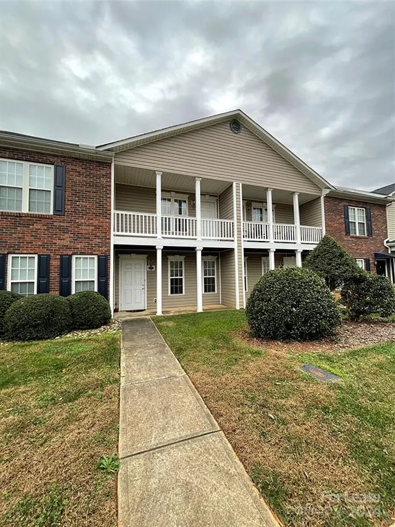 Charming 2 Bedroom Townhouse with Included Lawncare — Photo 1