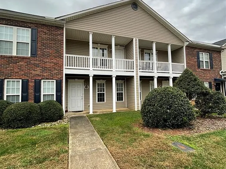 1615 Oak Leaf Dr NW — Photo 1