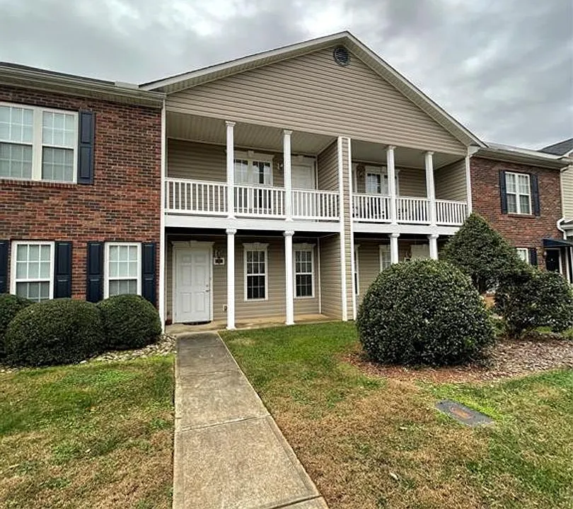 1623 Oak Leaf Dr NW