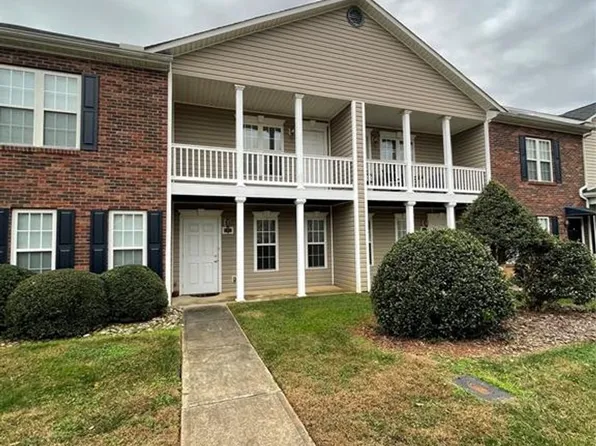 1615 Oak Leaf Dr NW, Hickory, NC 28601