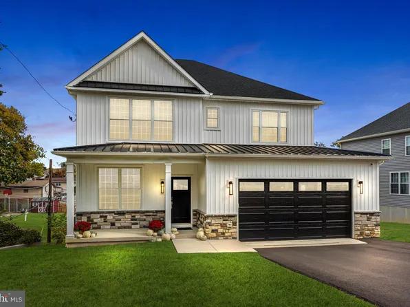 9071 Pine Rd, Philadelphia, PA 19115