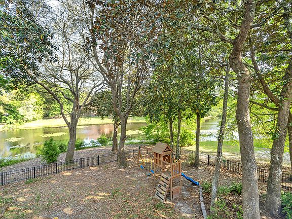 4th image of 344 Oaklake Ln
