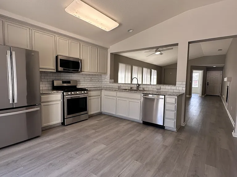 1465 La Sierra St — Photo 3
