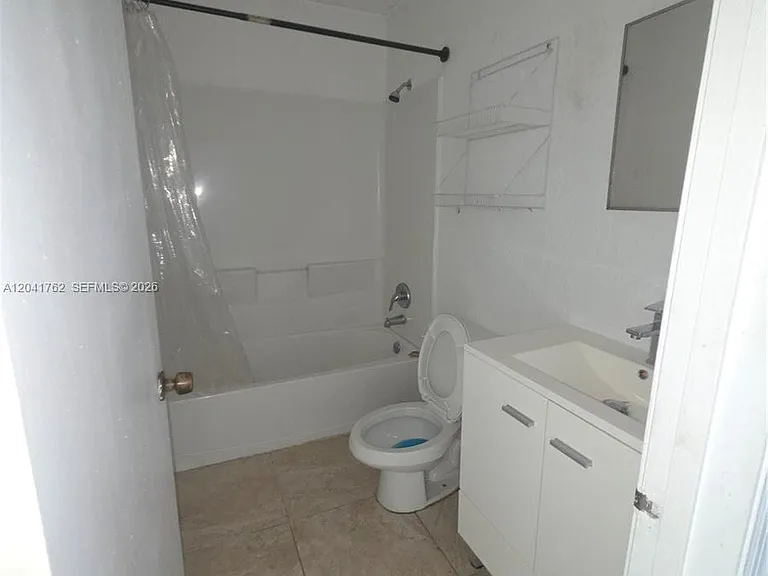 46 SE 10th St #3 — Photo 8